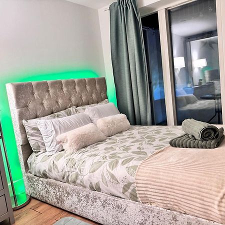 Tropical Room With Private Bathroom And Patio London Exterior foto