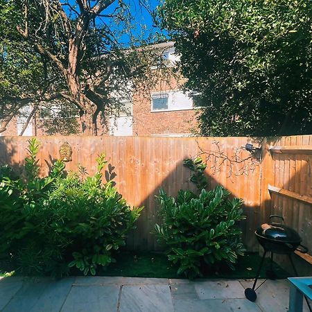 Tropical Room With Private Bathroom And Patio London Exterior foto