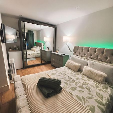 Tropical Room With Private Bathroom And Patio London Exterior foto