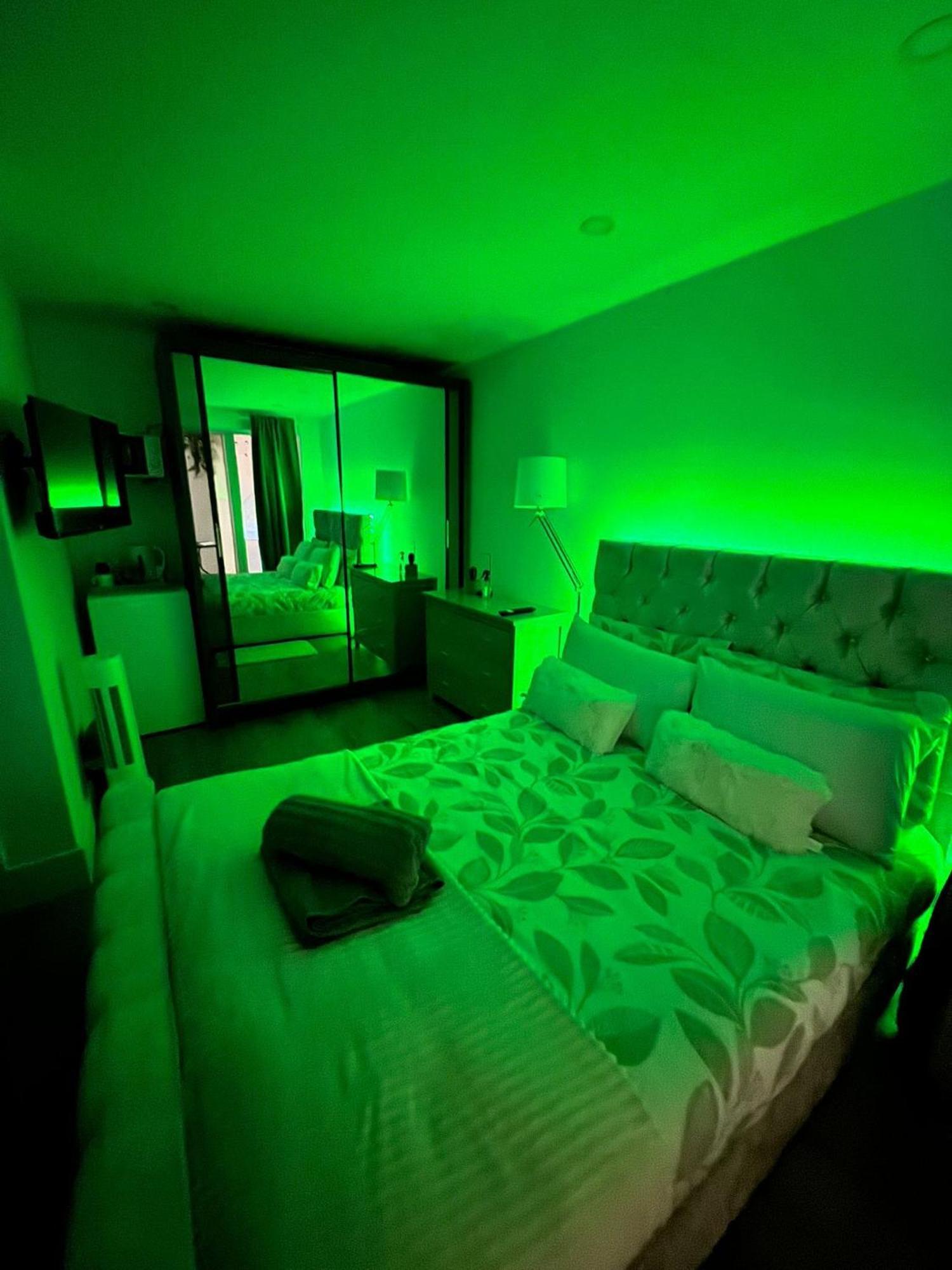 Tropical Room With Private Bathroom And Patio London Exterior foto