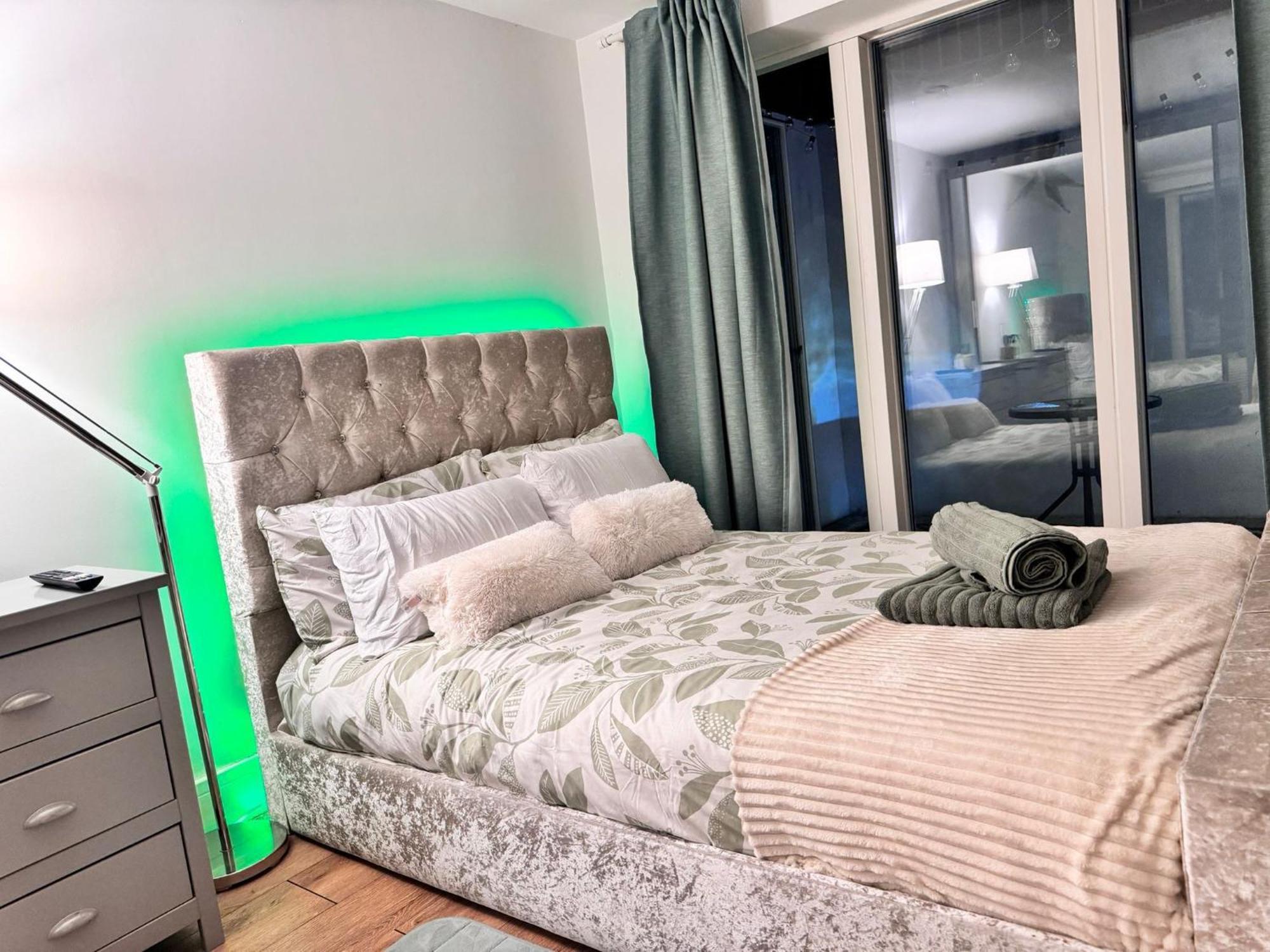 Tropical Room With Private Bathroom And Patio London Exterior foto