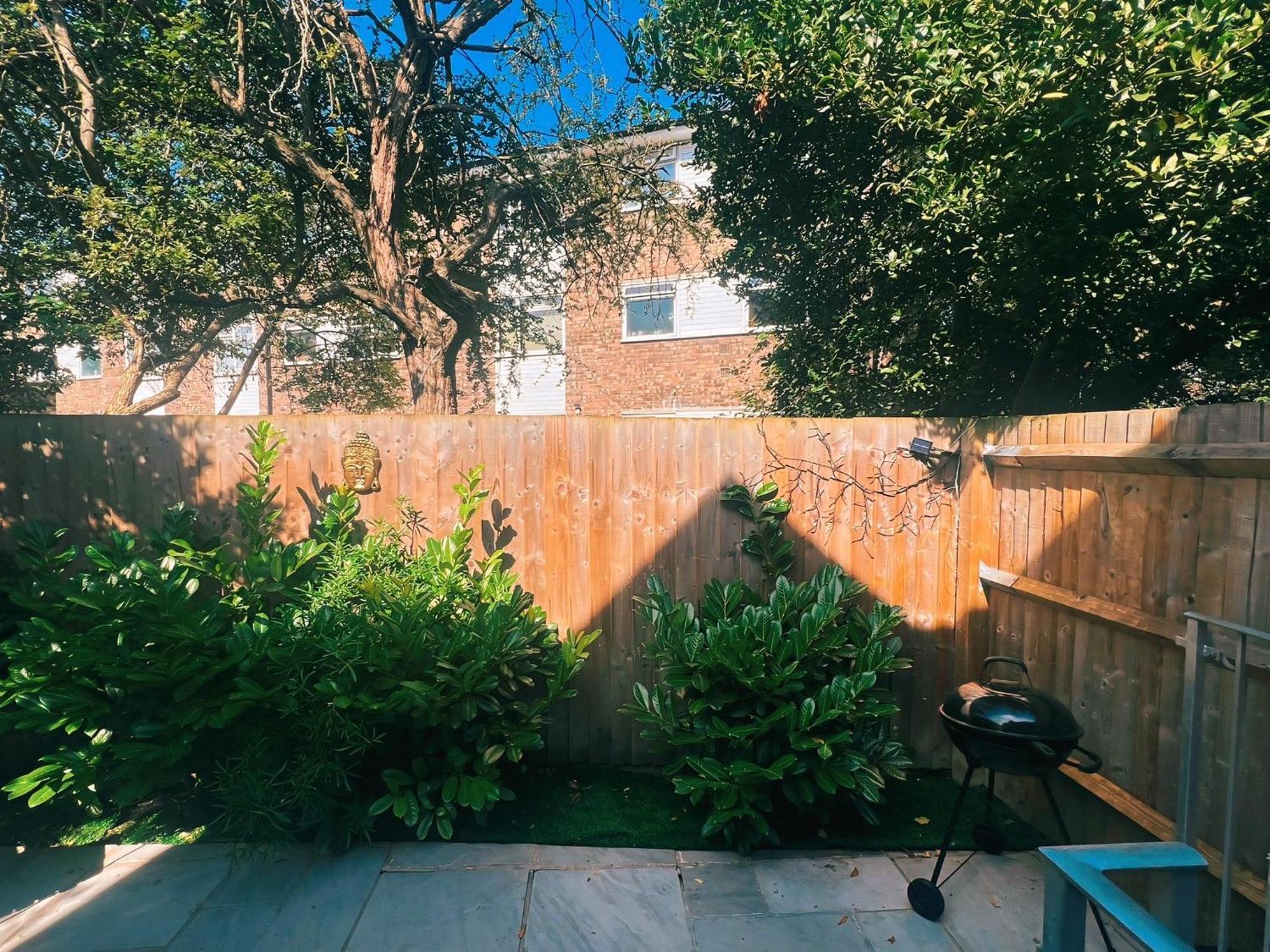 Tropical Room With Private Bathroom And Patio London Exterior foto