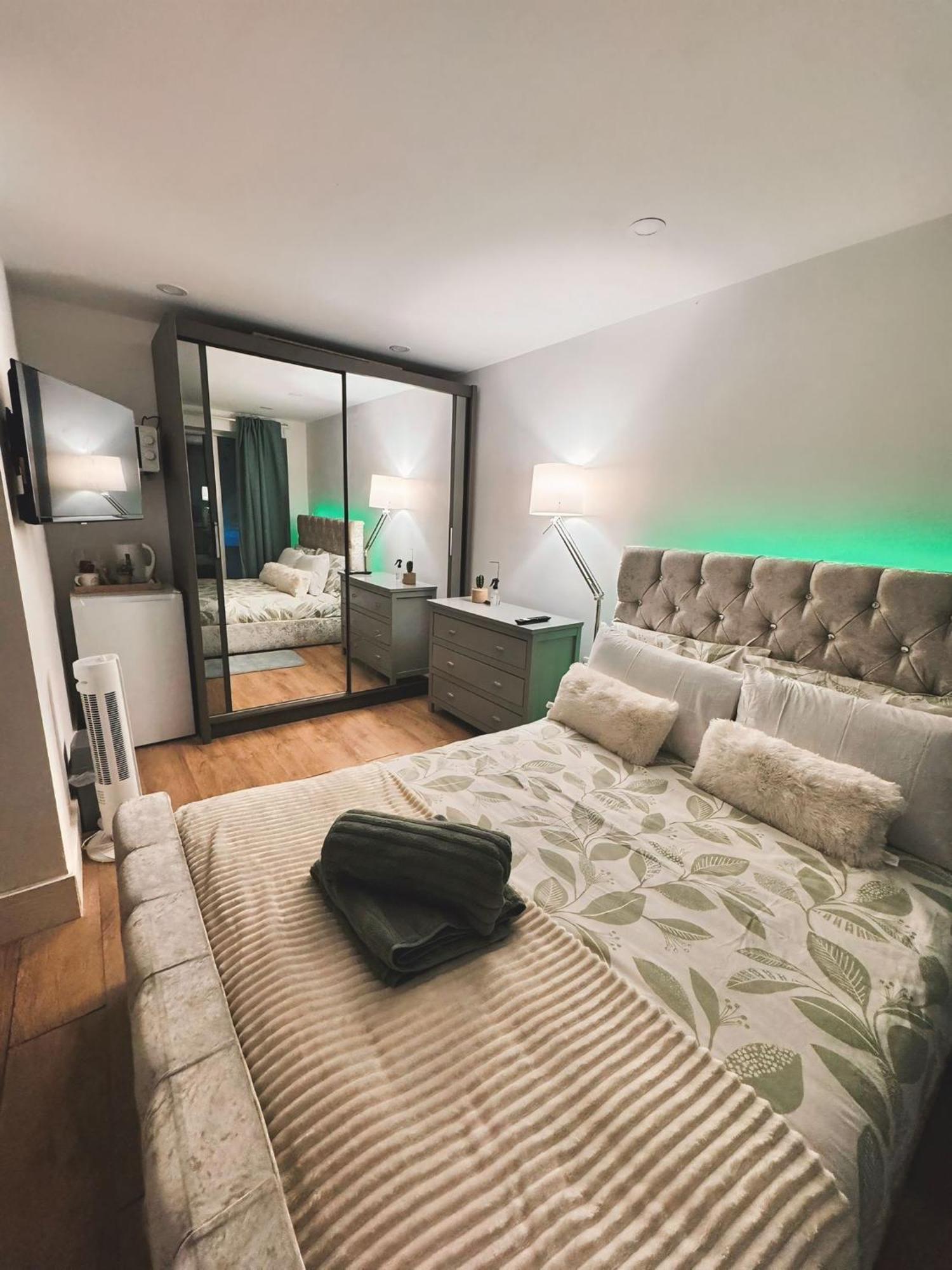 Tropical Room With Private Bathroom And Patio London Exterior foto