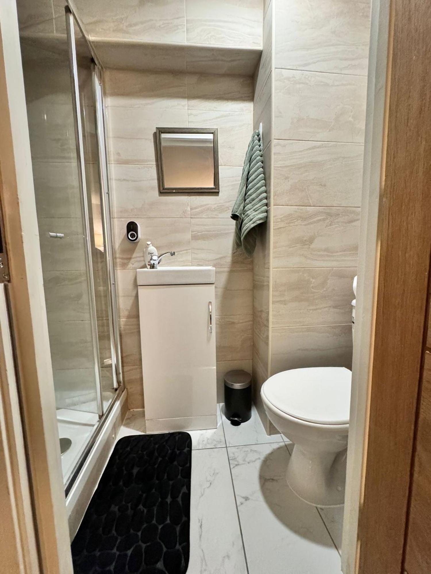 Tropical Room With Private Bathroom And Patio London Exterior foto