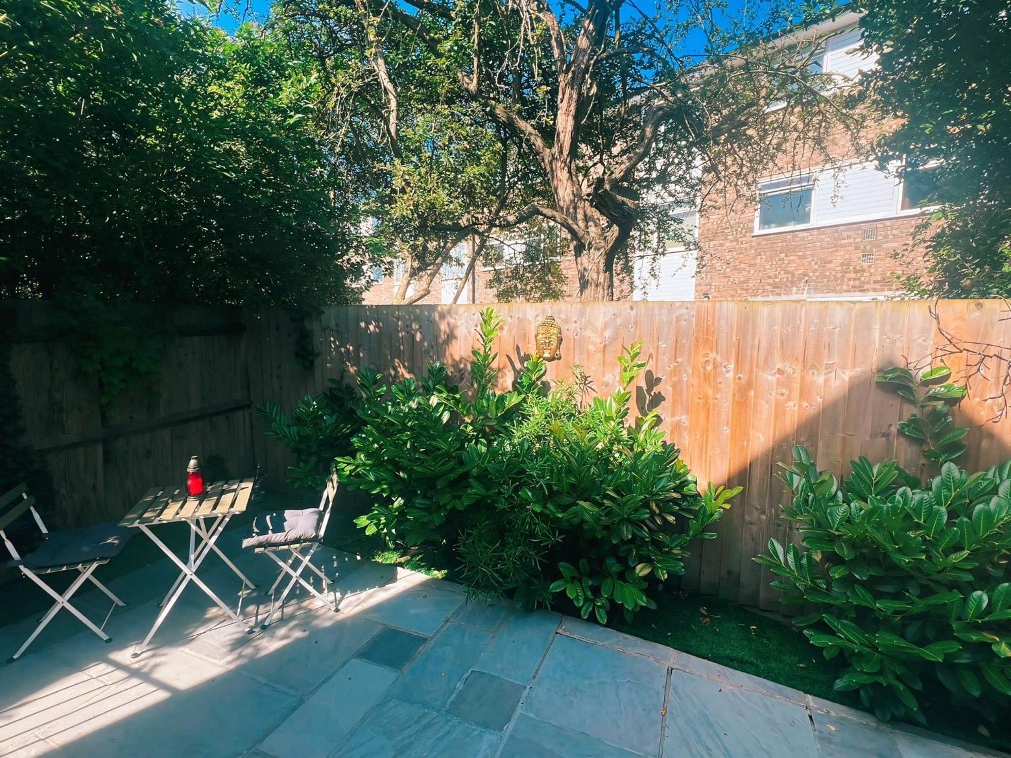 Tropical Room With Private Bathroom And Patio London Exterior foto
